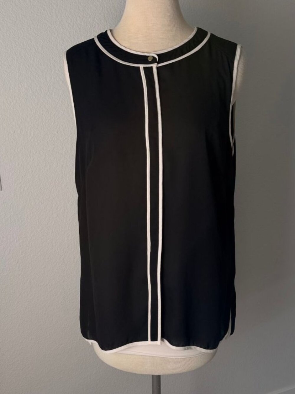 Liz Claiborne Career - Womans Medium Sleeveless Blouse